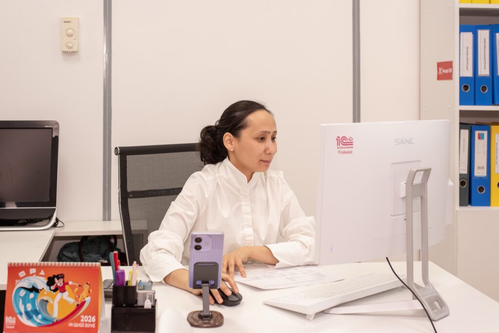 Сотрудница FinAssist работает с 1С:БухОбслуживание