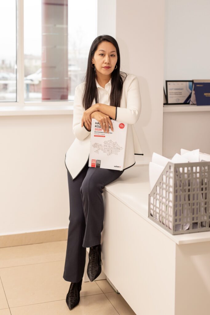 Основатель FinAssist Сания Жанбатырова с Налоговым кодексом Республики Казахстан 2026