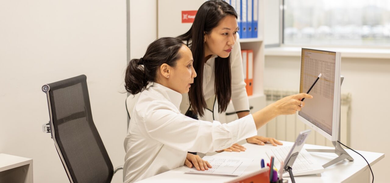 Команда FinAssist обсуждает показатели у экрана