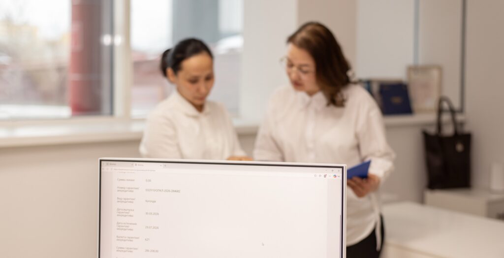 Команда FinAssist анализирует бухгалтерские данные на экране